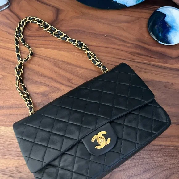 Chanel medium classic flap in lambskin - Picture 2 of 15